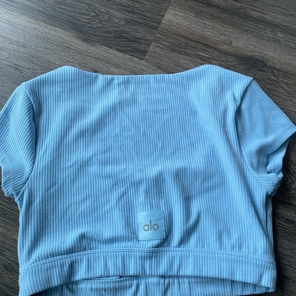 ALO Yoga Light Blue Crop Top - Picture 3 of 4